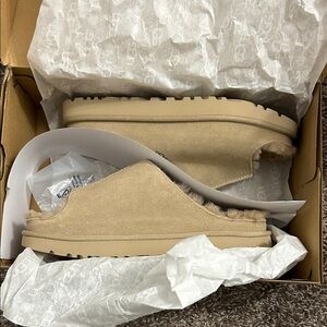 NIB- Greenport Slide Tan Suede Slide Sandals